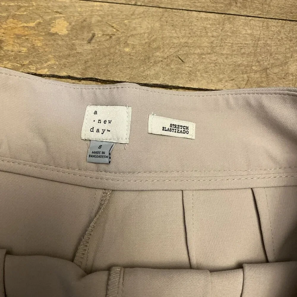 A New Day Shorts Women’s Size 8 NWT Beige Stretch 4” Inseam